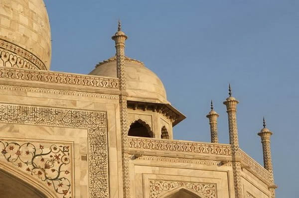 Edificio histórico en India con detalles en mármol blanco