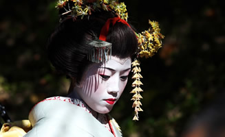 Geisha con fondo negro 