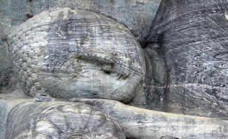 Buda acostado de piedra en Sri Lanka