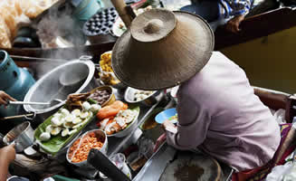 Mujer vista desde arriba con verduras mercado de Tailandia