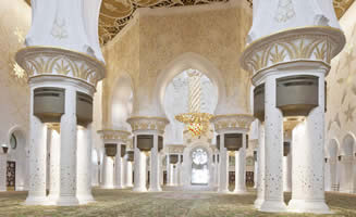 Interior de la mesquita blanca en Emiratos Árabes