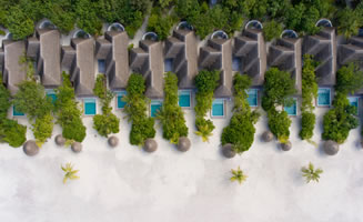 Beach Villas hotel en Maldivas vistos desde arriba, arenas blancas y el mar turquesa.
